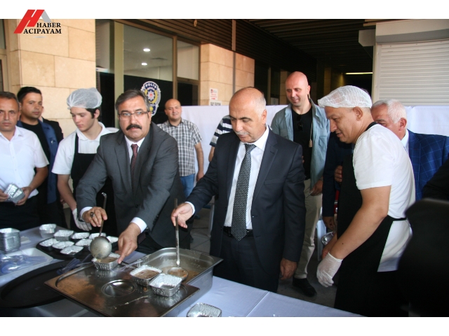 Polisler vatandaşlara kendi elleriyle aşure dağıttı