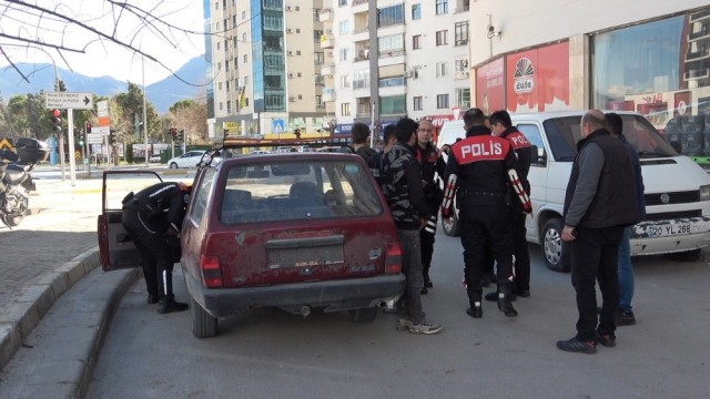 Polisin kovaladığı şahıslar, çıkmaz sokağa girince yakalandı