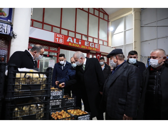 Başkan Zolan'dan hal esnafına şafakta ziyaret