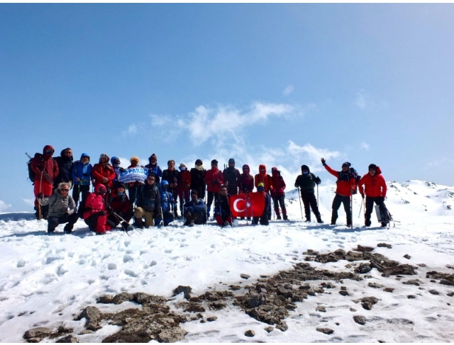 Doğaseverler 2364 metre yükseklikteki zirvede Türk bayrağı açtı