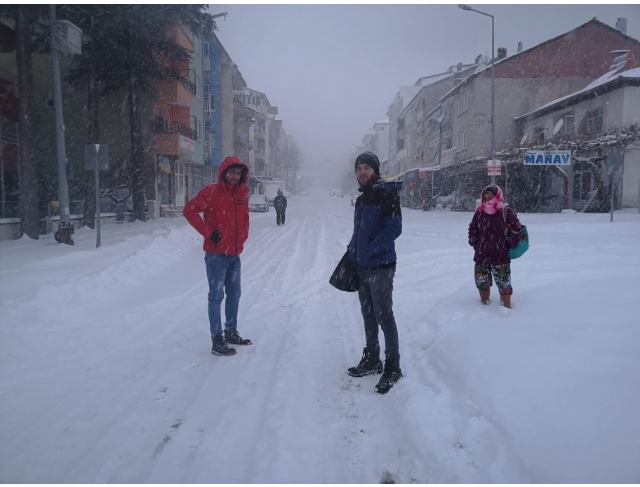 Hayat dondu, çalışanlar yürüyerek işe gitti