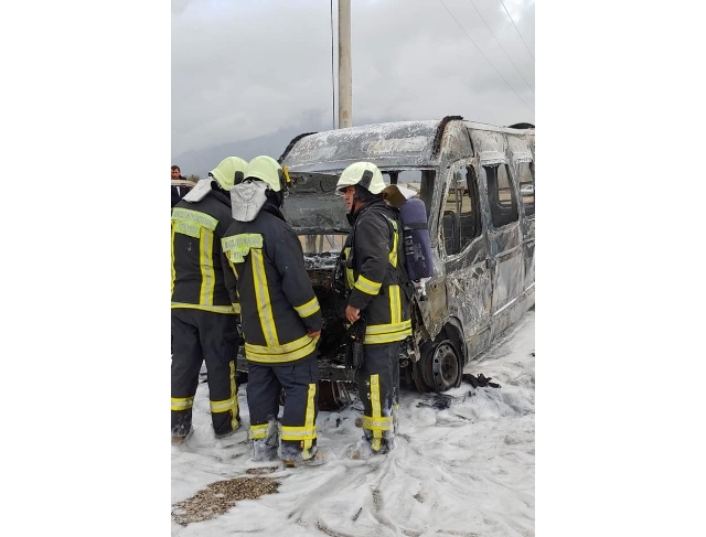 Seyir halindeki minibüs alev alev yandı