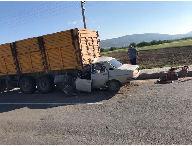 Tıra arkadan çarpan otomobil bir aileye mezar oldu