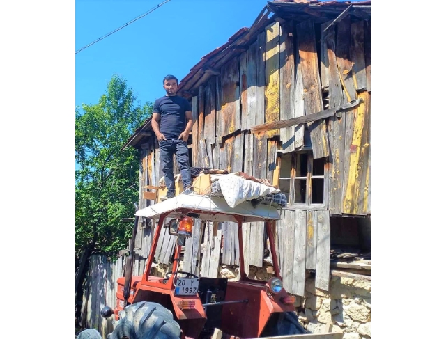 Domuz beklemek için traktör kabinine ranza yaptı