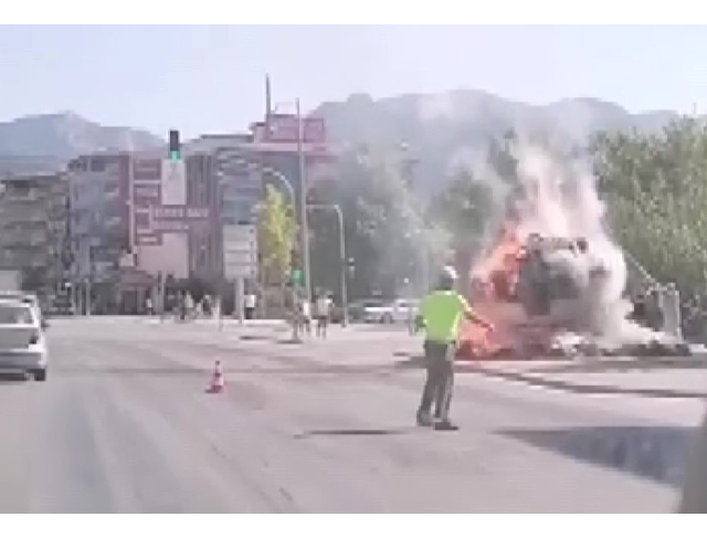 Saman yüklü kamyonet alev topuna döndü