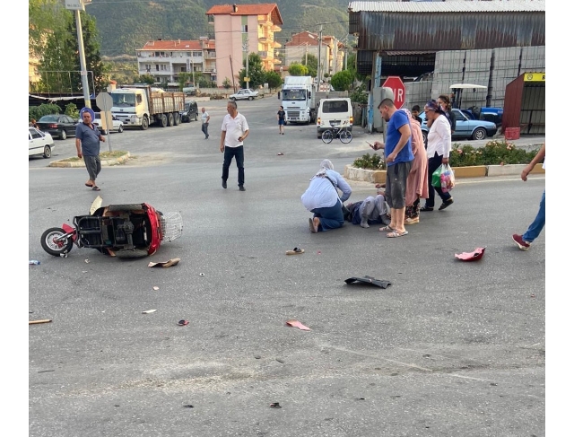 Motosiklet elektrikli bisiklete kafa kafaya çarptı; 3 yaralı