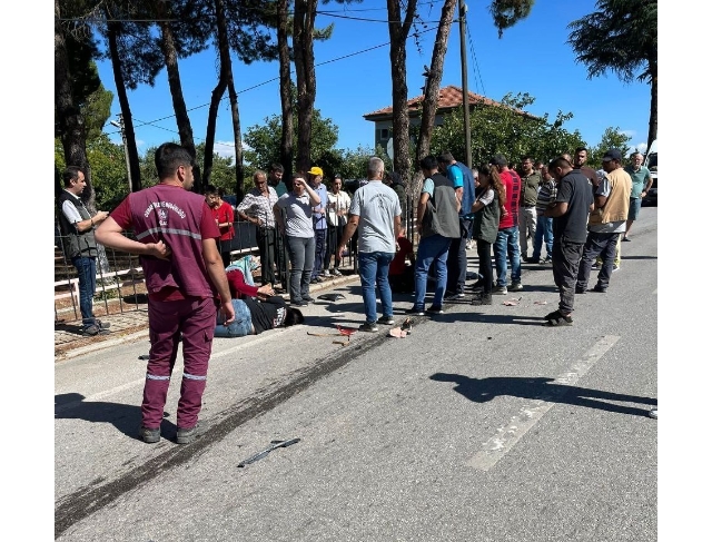 Elektrikli bisikletteki 2 kişinin yaralandığı kaza anının görüntüleri ortaya çıktı