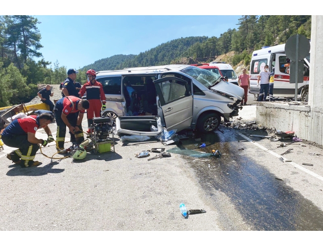 Minibüs beton bariyere çarptı: 2 ölü, 2 yaralı