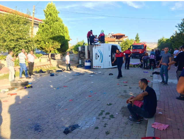 Tır kontrolsüz kavşakta işçi servisine çarptı: 2’si ağır 17 kişi yaralandı