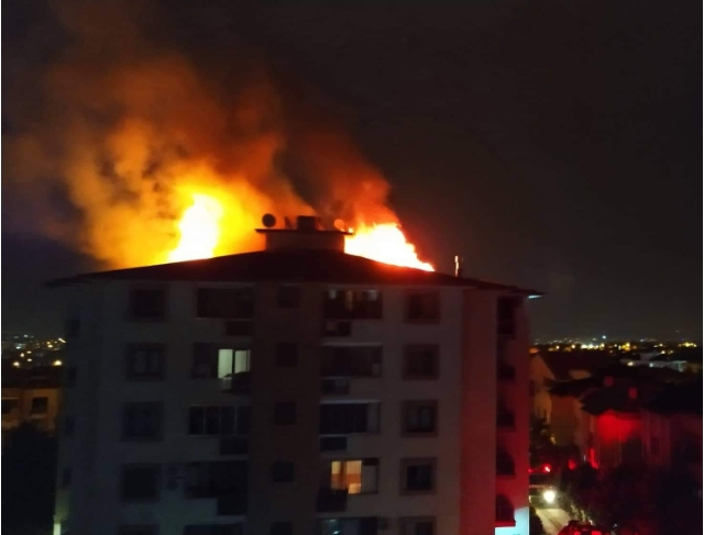 Çatıyı saran alevler apartman sakinlerine koru dolu anlar yaşattı