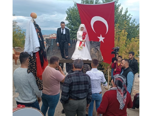 Operatör damat, gelinini kız evinden kepçeyle aldı