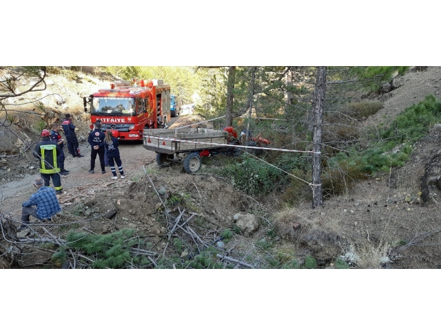 Şarampole yuvarlanan traktör babayla oğlunu birbirinden ayırdı