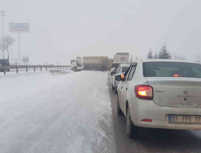 Kayan tır karayolunu 20 dakika trafiğe kapattı