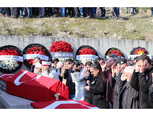 Depremde hayatını kaybeden astsubay ve ailesi son yolcuğuna uğurlandı