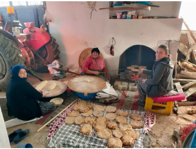 Köy kadınları depremzedeler için ateşin başına geçip ekmek yaptı