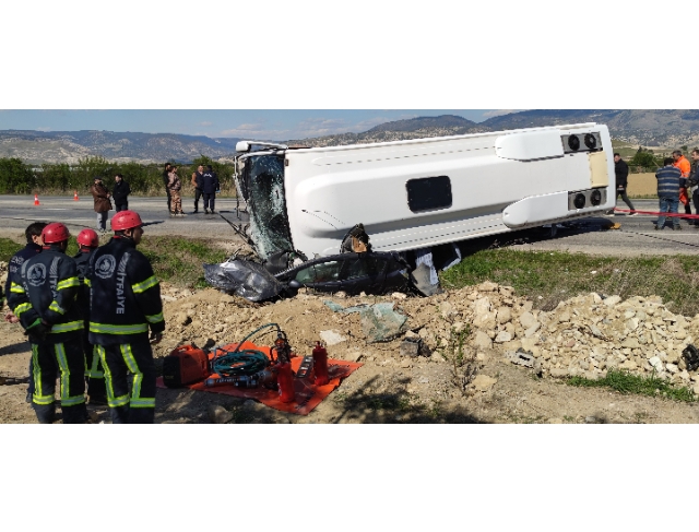 Alman turistleri taşıyan midibüs otomobili ezdi: 1 ölü 24 yaralı