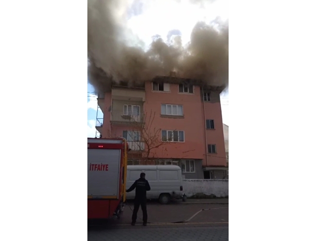 Çatısını alevlerin kapladığı binada korku dolu anlar yaşandı