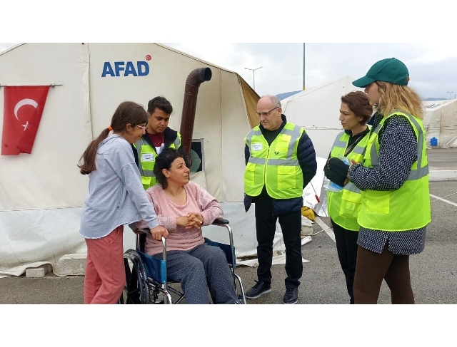 Hatay'da görev yapan Pamukkale HEM ekibi engelli depremzedeyi sevindirdi