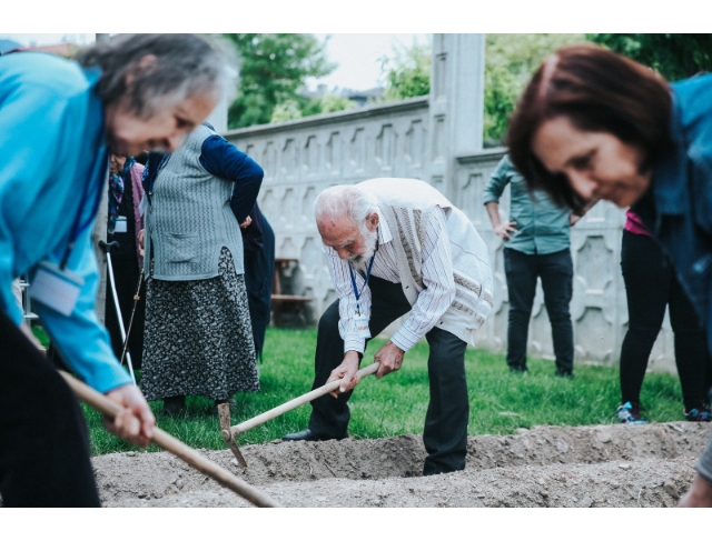 Alzheimer Yaşam Merkezi’nde fideler toprakla buluştu