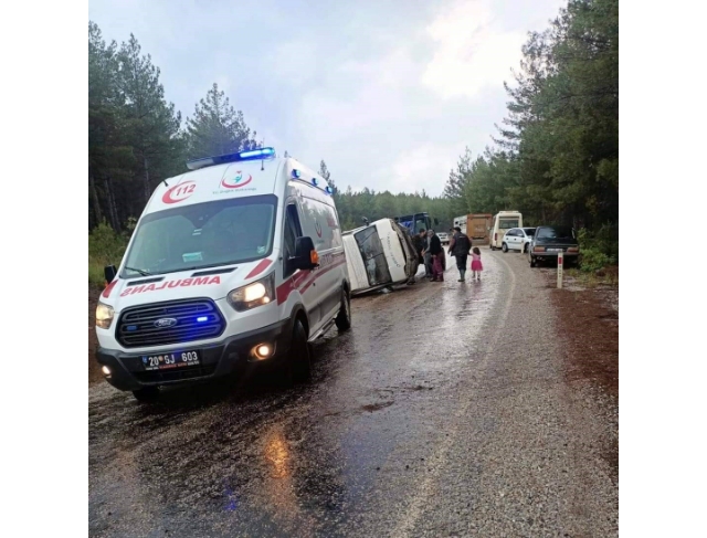 Tütün işçilerini taşıyan minibüs devrildi: 5 yaralı