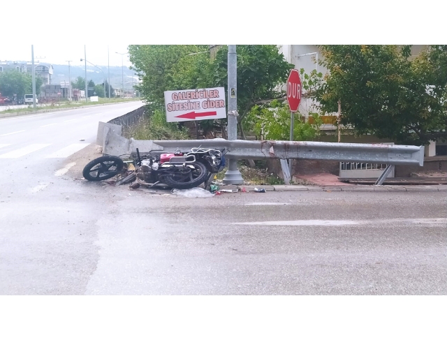 Otomobille çarpışan 70 yaşındaki motosiklet sürücüsü hayatını kaybetti