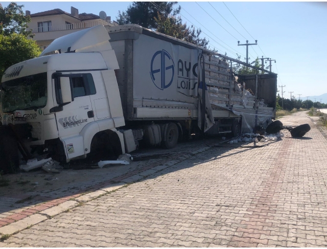 Şoförü uyuyan tır, evin bahçe duvarına çarpınca alev aldı