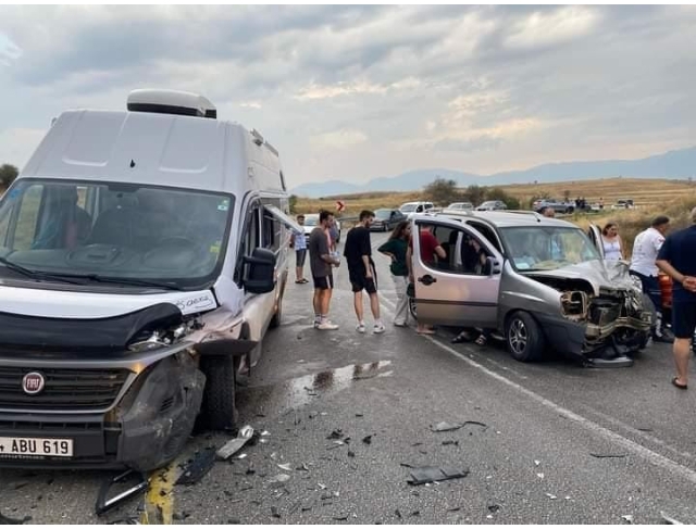 Denizli'de karavan ile hafif ticari araç çarpıştı: 2’si ağır 9 kişi yaralandı