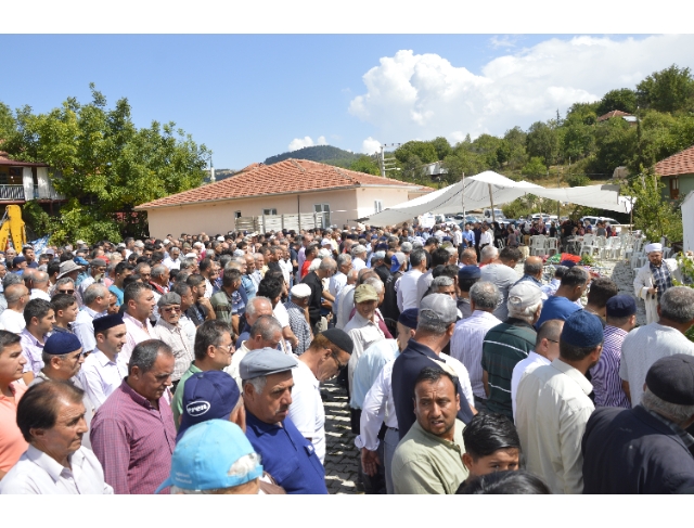 Denizli’deki kazada hayatını kaybeden aile Burdur’da toprağa verildi