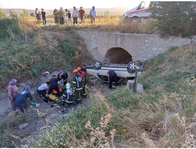 Kontrolden çıkan otomobil su kanalına uçtu: 3 yaralı