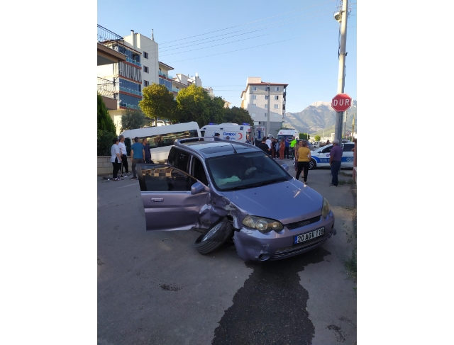 Otomobille çarpışan okul servisi apartman bahçesine uçtu: 14 yaralı