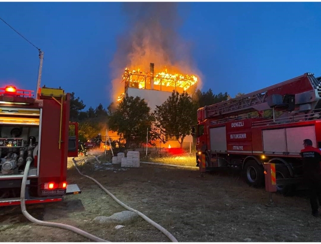 Denizli’de 2 katlı binada çıkan yangında bir kişi hayatını kaybetti