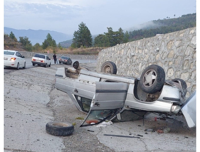 Kontrolden çıkan otomobil şarampole devrildi; 2 yaralı