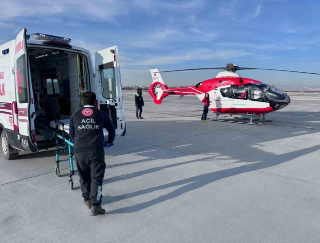 Göğüs ağrısı çeken hasta, ambulans helikopter ile Vana getirildi