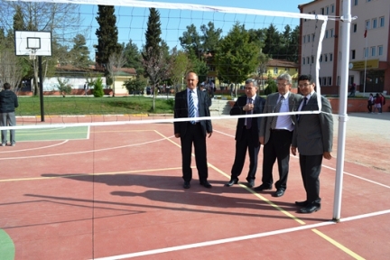 Acıpayam Anadolu Lisesindeki spor sahası çalışmaları devam ediyor.