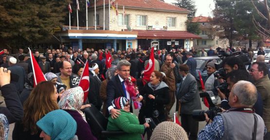 ACIPAYAM BAŞKAN ŞEVKAN'I SEVGİ İLE KUCAKLADI