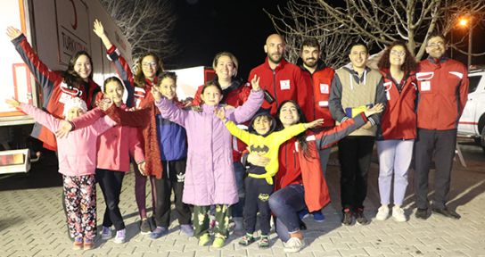 Acıpayam'da çocuklar Kızılay gönüllüleriyle depremi unuttu