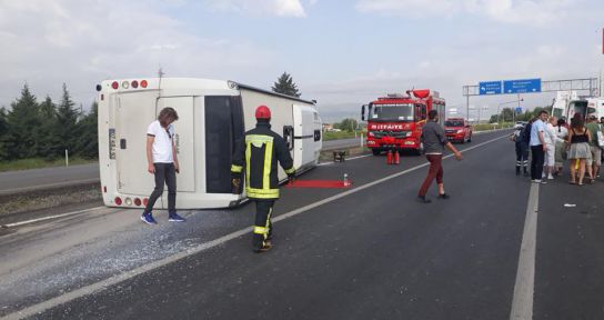 ACIPAYAM'DA TUR OTOBÜSÜ DEVRİLDİ: 17 YARALI