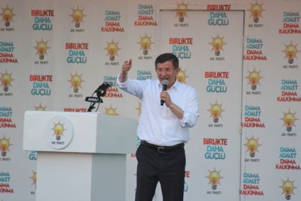 BAŞBAKAN DAVUTOĞLU, MUHALEFETİ DENİZLİ ŞİVESİYLE ELEŞTİRDİ