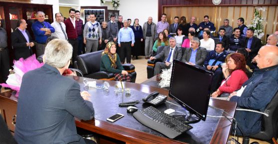 BELEDİYE PERSONELİNDEN BAŞKAN ŞEVKAN'A KUTLAMA