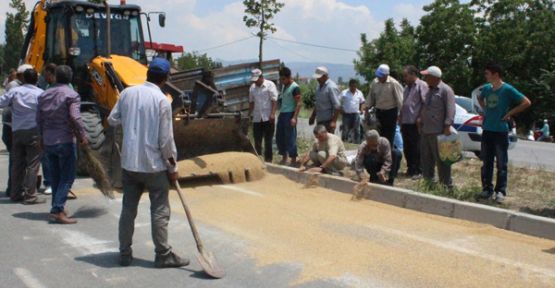 BUĞDAY YÜKLÜ TRAKTÖR DEVRİLDİ: 4 YARALI