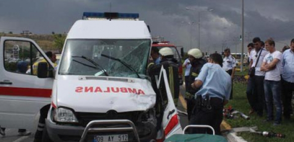 DENİZLİ'DE AMBULANSLA MİNİBÜS ÇARPIŞTI