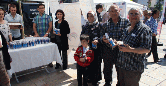 Denizli’de Dünya Süt Günü nedeniyle 5 bin paket süt dağıtıldı. 