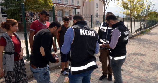 Denizli’de polis ekipleri okul önlerinde denetim yaptı