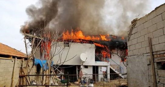 Depremde enkaza dönen evde yangın çıktı, aile sinir krizleri geçirdi