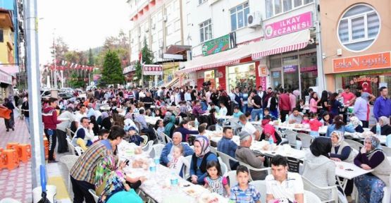 ESKİ HASTANE CADDESİ ESNAFINDAN İFTAR YEMEĞİ