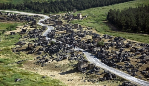 Evren’in üniformazı tozlandı diye antik yola döktürdüğü asfalt kaldırıldı