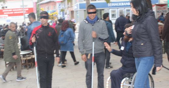 Gözlerine siyah bandaj takıp, bir dakikalığına engelli oldular