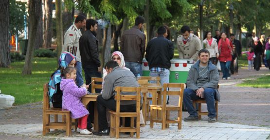 Güneşli havayı fırsat bilen Denizlililer parklara akın etti