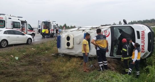 Hasta nakli yapan ambulans devrildi: 5 yaralı