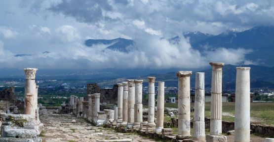 LAODİKYA'DA BİNLERCE ESER GÜN YÜZÜNE ÇIKARILDI